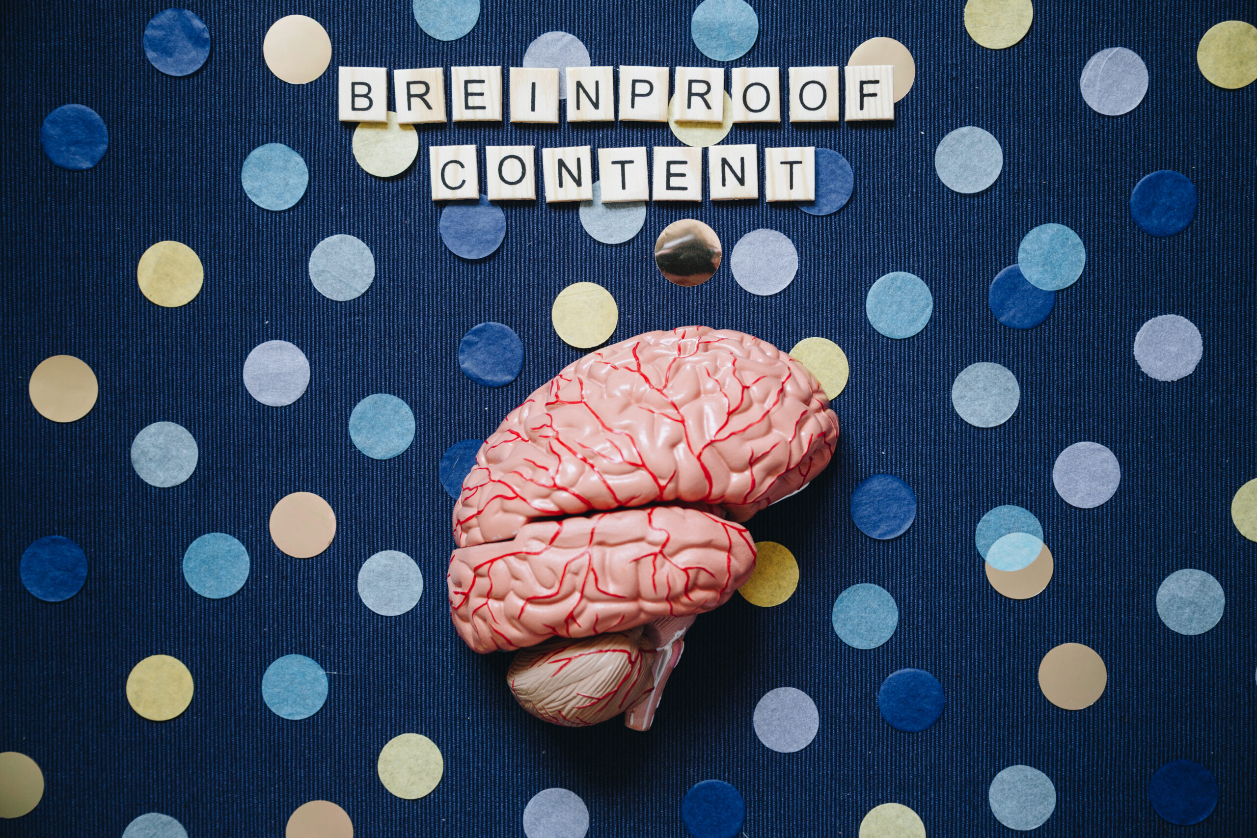 Confetti met een hersenmodel en de tekst breinproof content