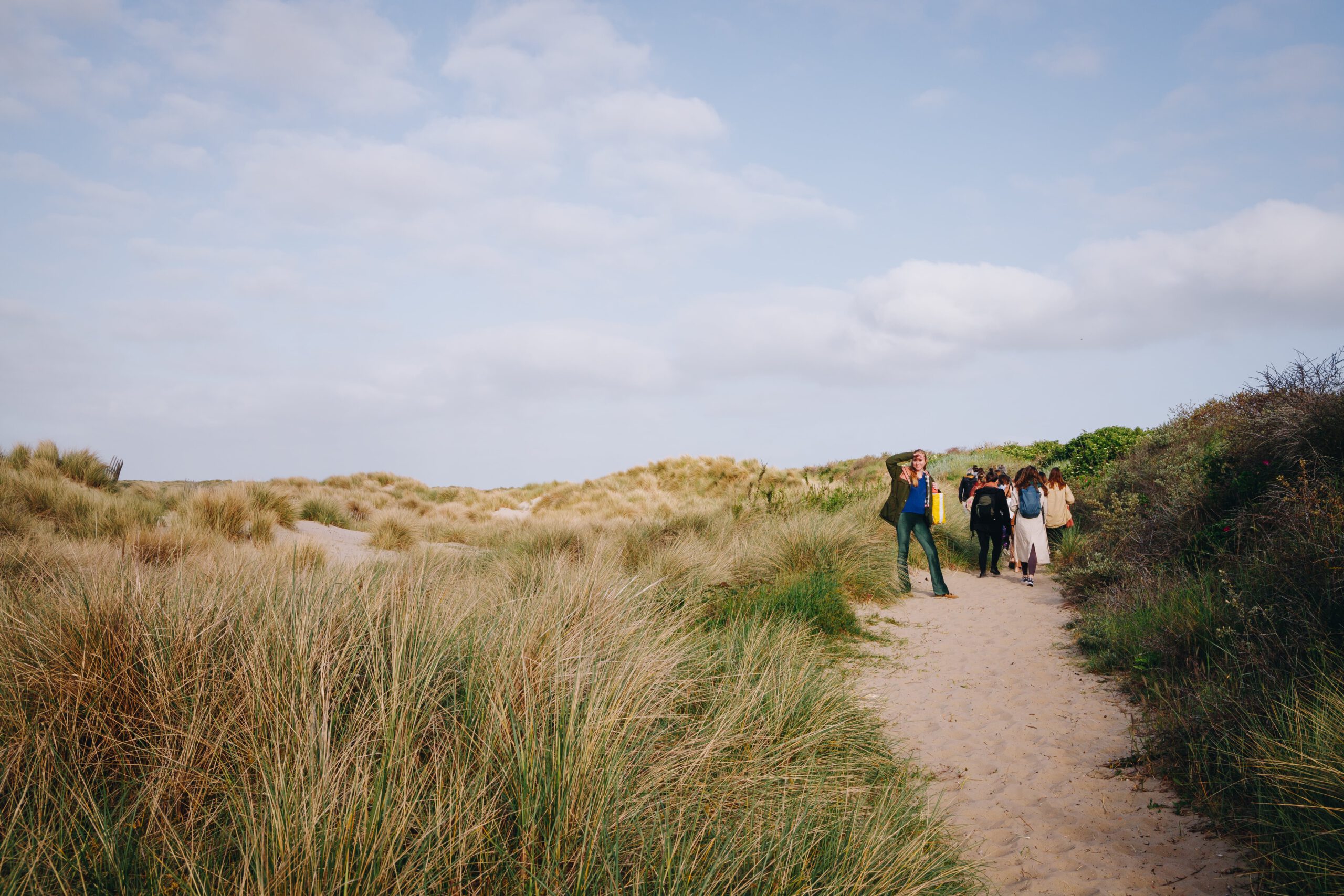 Foto van een groep dames aan de wandel door de duinen van Scheveningen