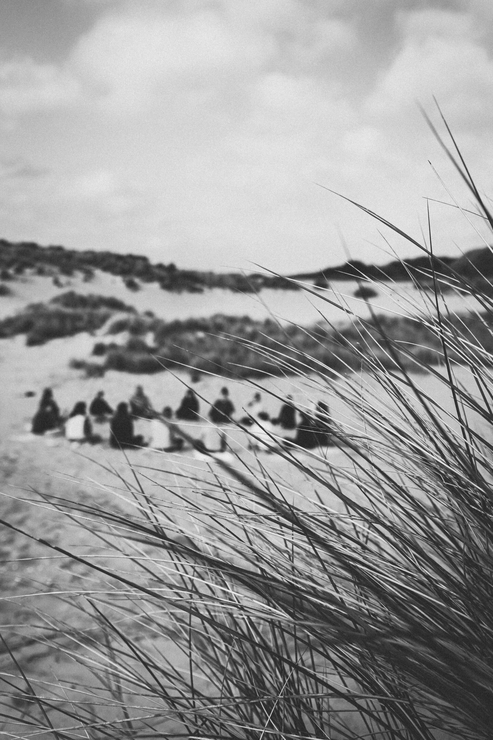 Zwart wit foto van de Vrouwen van de Zee in een kring in een duin pan